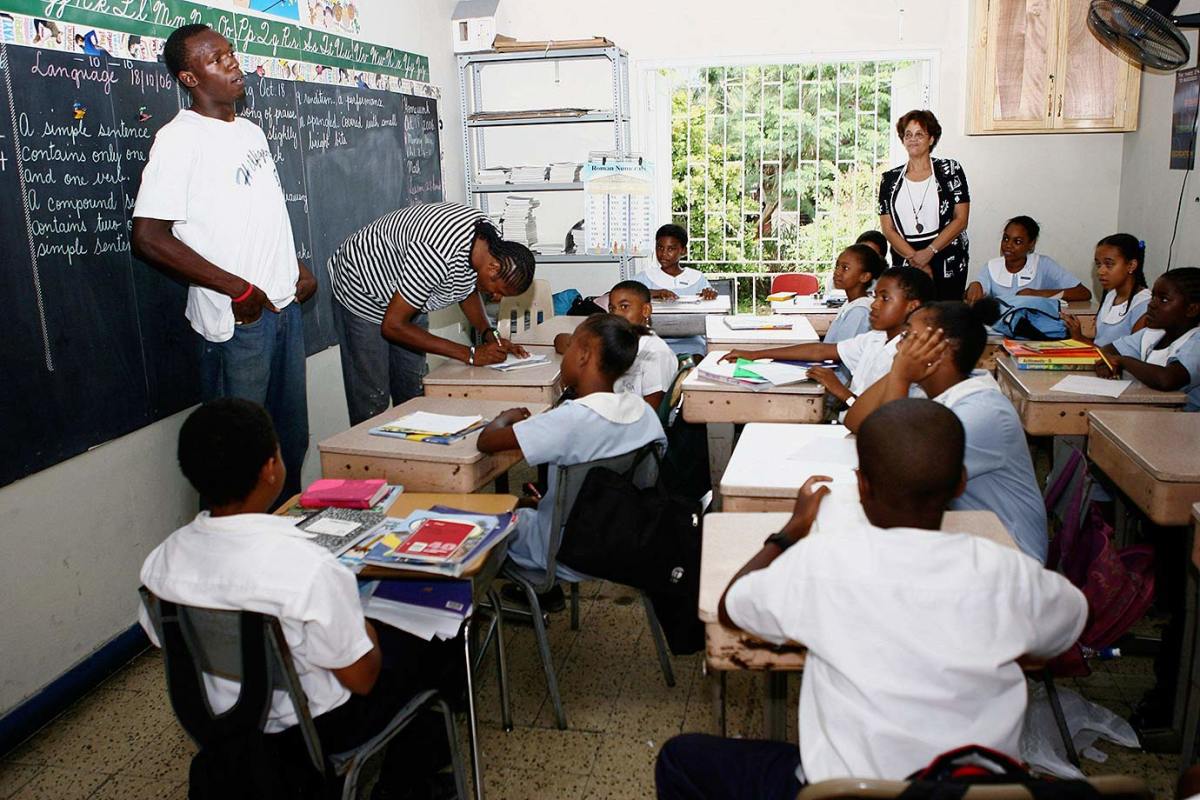 2007-1019-Usain-Bolt-school-children.jpg
